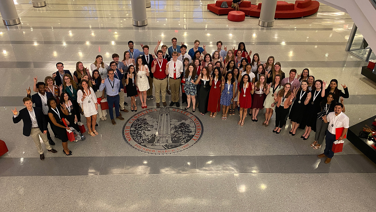 University Honors Program graduating seniors gathered around the seal on the night of their Senior Recognition Ceremony for one final group picture together.