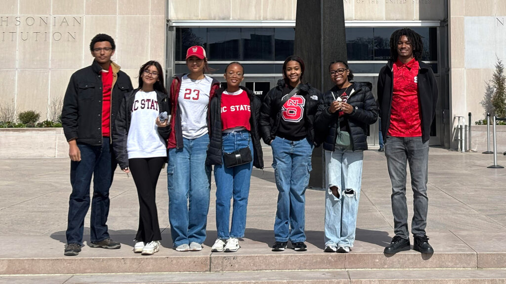 NC State Students in front of the Museum of American History.